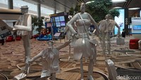 Karya selanjutnya yaitu Traveling Family. Patung-patung ini siap menyambut traveler yang tiba di Terminal 4 Bandara Internasional Changi, Singapura (Vino/detikTravel)