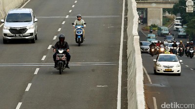 Akhir Pekan, Pemotor Cuek Masuk JLNT
