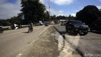 Jalan dari Pontianak menuju Simpang Ampar, Kecamatan Tayan, membentang jalan sepanjang kurang lebih 105 km. Perjalanan itu memakan waktu hingga sekitar dua jam lamanya. Pada rute pertama itu, hampir seluruh jalanan telah mulus ber-aspal. Rachman Haryanto/detikcom.