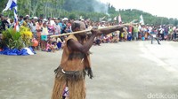 Suling Tambur Festival ini pun menyedot perhatian dari warga Waisai. Tampak pula ada wisatawan mancanegara yang ikut menonton (Jabbar/detikTravel)