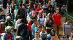 Berjemur di Bawah Terik Mentari Demi Tiket Kereta Eksekutif Murah