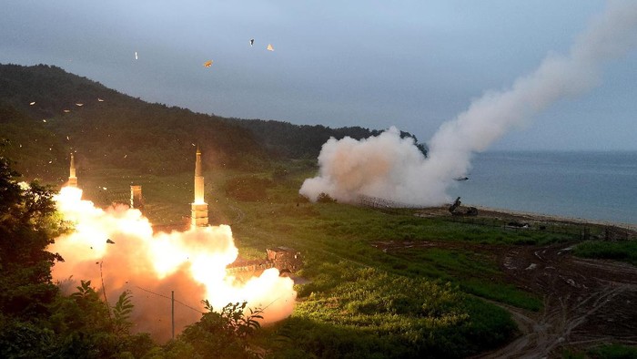 AS-Korsel Latihan Militer Bersama Respon Rudal Antarbenua Korut EAST COAST, SOUTH KOREA - JULY 29: In this handout photo released by the South Korean Defense Ministry, U.S. Army Tactical Missile System (ATACMS) firing a missile into the East Sea during a South Korea-U.S. joint missile drill aimed to counter North Korea‘¯s ICBM test on July 29, 2017 in East Coast, South Korea. North Korea launched another test missile, believed to be an Inter Continental Ballistic Missile (ICBM), which travelled 45 minutes before splashing down in the Exclusive Economic Zone (EEZ) of Japan. (Photo by South Korean Defense Ministry via Getty Images)