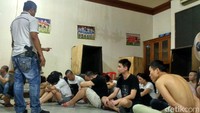 Para pelaku ditangkap pada pukul 14.00 WIB di Jalan Sekolah Duta Raya, Nomor 5, Kelurahan Pondok Pinang, Kecamatan Kebayoran Lama, RW 15 RT 02.