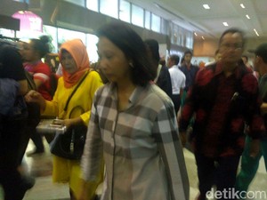 Saat Menteri Rini Diprotes Calon Pembeli Tiket Travel Fair di JCC