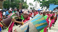 Meski baru digelar untuk pertama kalinya, Suling Tambur Festival di Raja Ampat berlangsung meriah. Sebanyak 18 kelompok berlomba menampilkan pertunjukan terbaik dari mereka (Jabbar/detikTravel)