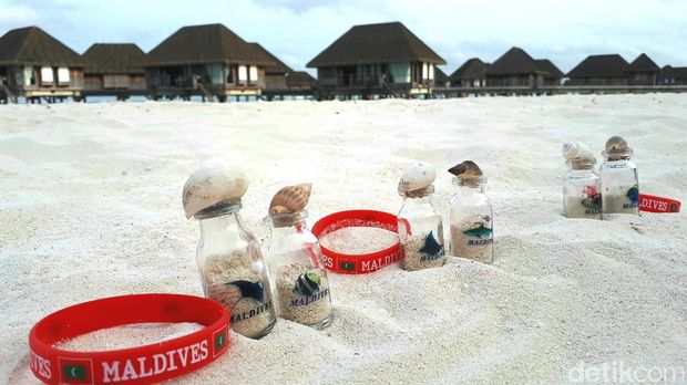 Kalau Maldives, Pasir Pantainya Memang Buat Oleh-oleh