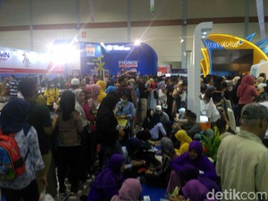 Usai Dibuka Menteri, Pengantre Kereta Api Travel Fair Desak-desakan