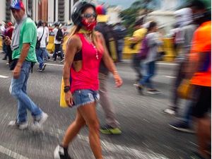 Cantik dan Berotot, Demonstran Venezuela Ini Jadi Buah Bibir