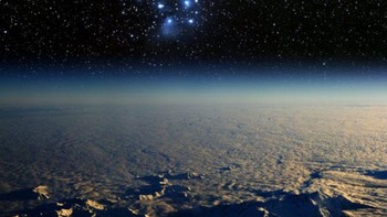 Bumi itu datar: Meskipun tidak ada survei besar-besaran mengenai berapa banyak orang yang berpendapat bahwa bumi itu datar, sepertinya jumlahnya tidak sedikit. Ide dasar gerakan ini sesuai dengan namanya: Bumi itu datar, bukan bola. Sebagian besar tampaknya percaya bahwa planet ini adalah piringan datar dengan dinding es di sekelilingnya. Tentu saja semua bukti ilmiah menunjukkan bahwa Bumi itu bulat. Foto: Internet