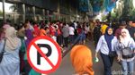 Foto: Lautan Manusia Antre Demi Tiket Kereta Eksekutif Murah