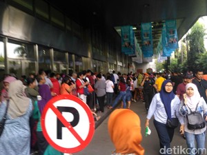 Mereka yang Berjuang Antre dari Subuh demi Tiket Kereta Murah