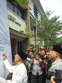 Gus Sholah meneken Maklumat Kebangsaan Tebu Ireng.
