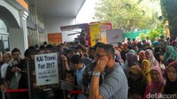 Antrean calon pembeli tiket kereta murah di JCC Senayan.