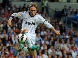 Setelah empat musim yang impresif di Premier League, Luka Modric disebut-sebut sebagai pemain baru terburuk di Spanyol usai digaet pada 2012-13. Tapi tiga musim kemudian di Real Madrid Modric meraih 10 trofi dan dianggap sebagai salah satu gelandang terbaik di generasinya. Foto: Getty Images/Gonzalo Arroyo Moreno