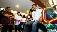 Presiden Direktur CIMB Niaga, Tigor M Siahaan menaiki mainan robot disaksikan pengusaha Rachmat Gobel, usai membuka pameran XTRA XPO 2017, di JCC Senayan, Jakarta, Sabtu (29/07/2017).