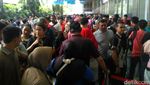 Foto: Lautan Manusia Antre Demi Tiket Kereta Eksekutif Murah