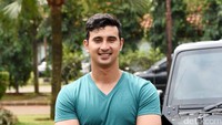 Begini gaya macho Ali Syakieb. (Foto: Noel/detikHOT)