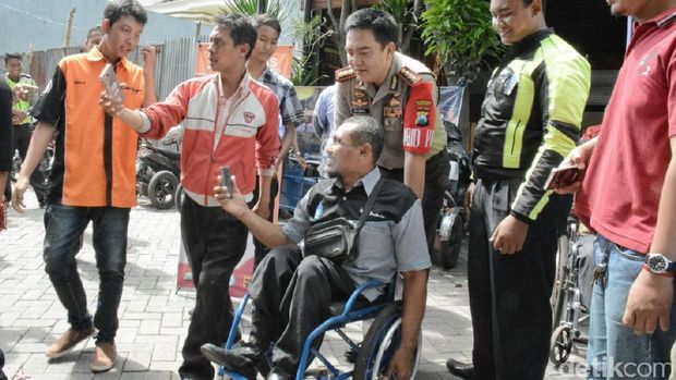 Kapolrestabes Surabaya Beri Bantuan Kaki Palsu ke Korban Kecelakaan