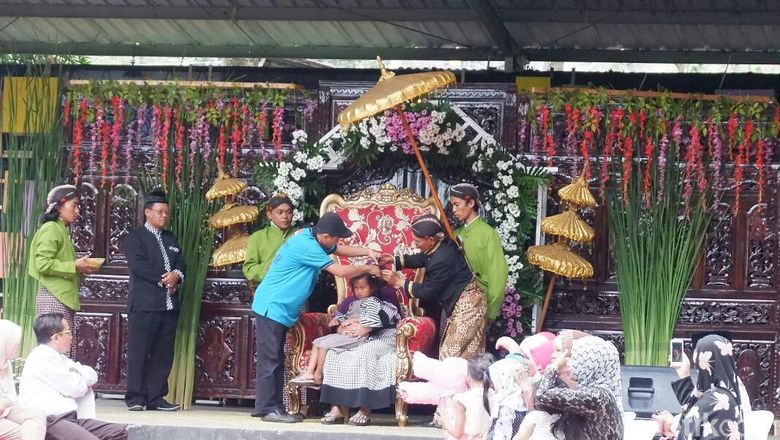 Ruwatan anak berambut gimbal di Wonosobo Ruwatan anak berambut gimbal di Wonosobo, Sabtu (29/7/2017).