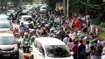 Berjemur di Bawah Terik Mentari Demi Tiket Kereta Eksekutif Murah