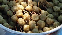Bukan bakso berkuah, anak angkatan 90-an ini dulu malah senangnya jajan bastus alias bakso tusuk. Baso empuk ini semakin enak disajikan dengan saus san kecap.