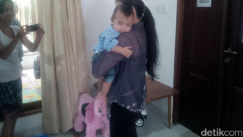 Polisi Tahan Ibu Baby J Tersangka Kasus Penganiayaan Polisi Tahan Ibu Baby J Tersangka Kasus Penganiayaan