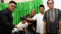 Hadir Ketua Umum NU Care-Lazisnu Syamsul Huda bersama General Manager PT Sumber Alfaria Trijaya, Nur Rahman menyerahkan sepedah dan bingkisan kepada peserta Khitanan. Foto: dok NU Care