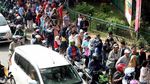 Berjemur di Bawah Terik Mentari Demi Tiket Kereta Eksekutif Murah