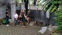 Sejumlah pelaku yang berasal dari China ini diduga melakukan penipuan dan pemerasaan kepada sejumlah korban di negara asalnya.