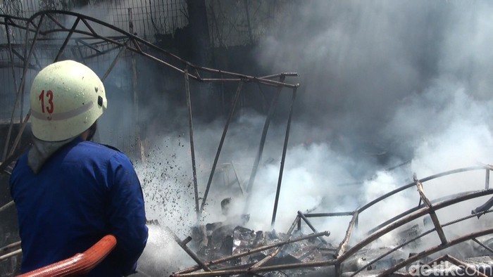 Korsleting Listrik, Gudang Aksesoris Mobil di Palembang Terbakar