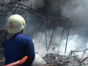 Korsleting Listrik, Gudang Aksesoris Mobil di Palembang Terbakar