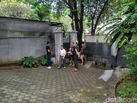 Bagian depan rumah.