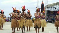 Para wanita yang tengah memainkan seruling. Penilaiannya pun dilihat oleh enam juri yang menilai penampilan para peserta. Beberapa aspek yang menjadi penilaian juri ialah kekompakan, keserasian, kepaduan antara tambur dan suling, kostum, dan koreografi (Jabbar/detikTravel)