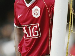 Musim 2005-06 tidak berjalan sesuai harapan Patrice Evra. Namun, kemudian dia mampu mendapatkan kepercayaan Sir Alex Ferguson dan menikmati salah satu periode terbaik Setan Merah dengan 15 trofi termasuk juara Liga Champions. Foto: Getty Images/Touchline