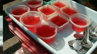 Agar-agar yang dijual jaman dulu bukanlah seperti puding jaman sekarang. Wadah berwarna-warni berisi agar-agar warna warni dengan rasa manis. Penjualnya biasanya sediakan sendok untuk memakan agar-agarnya.