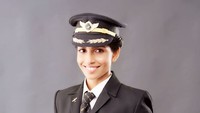 Perempuan asal India telah membuktikan wanita sama berprestasinya dengan pria di bidang penerbangan. Adalah Anny Divya, wanita yang berhasil menjadi kapten pilot perempuan termuda pesawat Boeing 777 di dunia (Instagram/pilot_annydivya)