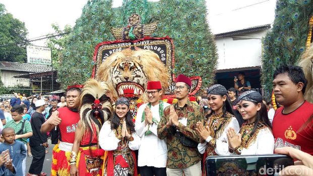 Hadir di Festival Condet, Sandiaga Uno Naik Reog