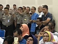 Pihak keluarga dan anggota Polri memantau hasil ujian yang disajikan secara realtime.