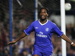 Direkrut Chelsea seharga 24 juta pound pada musim panas 2004, Drogba hanya menyumbang 16 gol. Saat diragukan tak punya masa depan di Stamford Bridge, Drogba berhasil membungkam kritik dengan membantu Chelsea meraih 14 trofi serta menjadi salah satu topskorer klub. Foto: Getty Images/Shaun Botterill