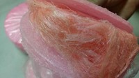 Gulali berbentuk seperti rambut nenek ini disajikan dengan kerupuk tipis yang renyah. Mau coba?