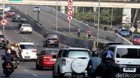 Meski pekan lalu, Dinas Perhubungan DKI Jakarta bekerja sama dengan Korps Lalu Lintas (Korlantas) Polri telah melakukan razia untuk menertibkan pengendara sepeda motor yang melintas di JLNT tersebut.