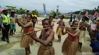 Barisan wanita yang lihai memainkan seruling. Sebagai informasi, di Kabupaten Raja Ampat ada sebanyak 24 distrik atau kecamatan. Selain Suling Tambur Festival, Raja Ampat memiliki beberapa festival lainnya yang digelar sepanjang tahun (Jabbar/detikTravel)
