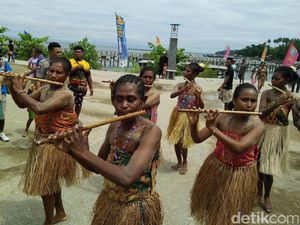 Foto: Keseruan Suling Tambur Festival di Raja Ampat