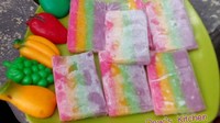 Es gabus ini disajikan berwarna-warni. Teksturnya lembut dengan rasa manis. Dulu, ingat tidak? Para penjual es gabus ini menjajakan dagangannya dalam box styrofoam yang berisi es batu.