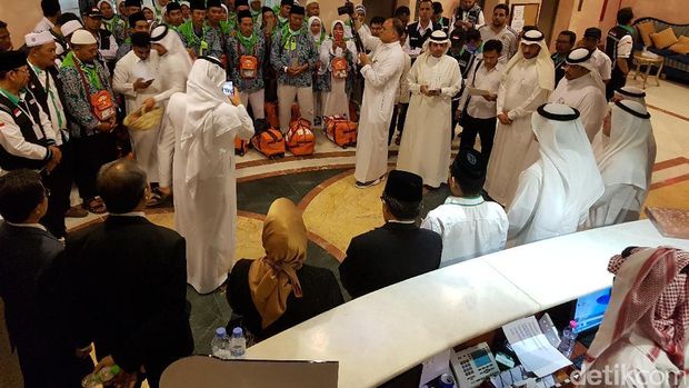 Jemaah haji kelompok terbang (kloter) SOC 01 (Solo) mendapatkan sambutan istimewa di Madinah. Sambutan ini dilakukan pihak pengelola hotel dan pejabat Indonesia. Ada prosesi siram bunga hingga suguhan kue khas. 