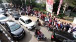 Berjemur di Bawah Terik Mentari Demi Tiket Kereta Eksekutif Murah