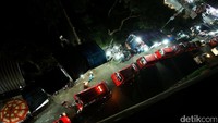 Begini suasana trotoar jalan TB Simatupang, Pasar Rebo, Jakarta Timur, yang dikuasi PKL pada Jumat (28/07/2017) malam.