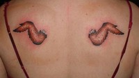 Biasanya sayap yang indah jadi inspirasi tato di punggung. Kalau wanita ini justru membuat tato chicken wings!