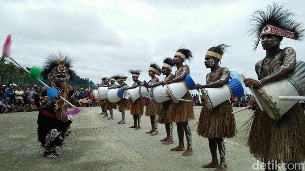 Para penampil melakukan tarian dalam pakaian adat  (Jabbar/detikTravel)