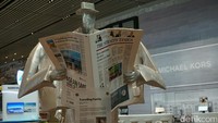 Karya seni ini pastinya membuat Terminal 4 Bandara Changi makin berwarna dan tidak membosankan (Vino/detikTravel)